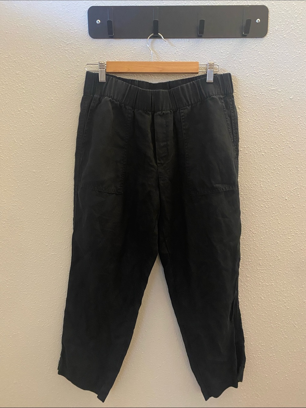Woman’s Black Elastic-Waist Casual Pants